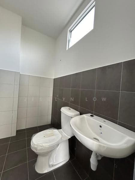 Rumah Teres 1-Tingkat untuk Dijual di Taman Seri Rambai 1 (Bukit Rambai) - Jesslyn Low - Bathroom - PropertyGuru.com.my