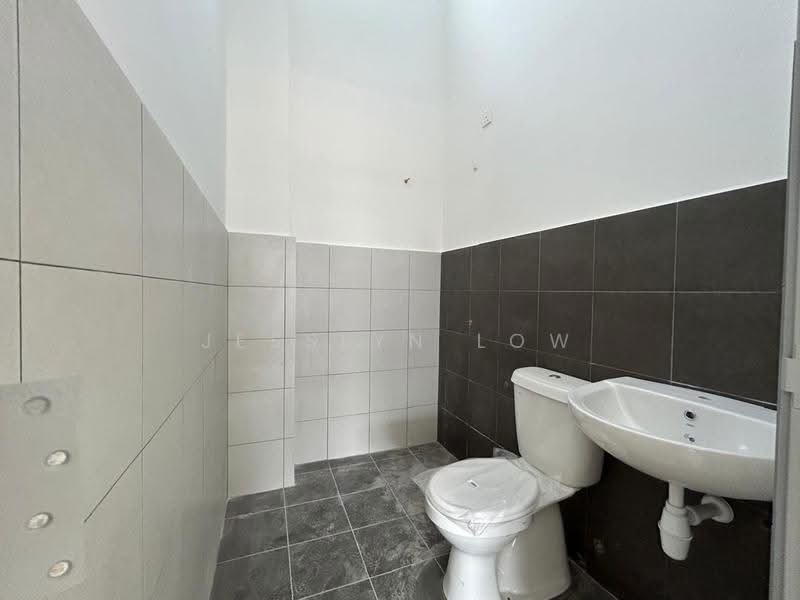 Rumah Teres 1-Tingkat untuk Dijual di Taman Seri Rambai 1 (Bukit Rambai) - Jesslyn Low - Bathroom - PropertyGuru.com.my