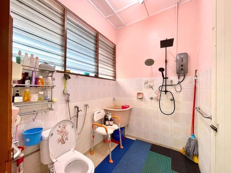 Rumah Berkembar untuk Dijual di Pantai Jerejak (Bayan Lepas) - Welwits Sim - Bathroom - PropertyGuru.com.my
