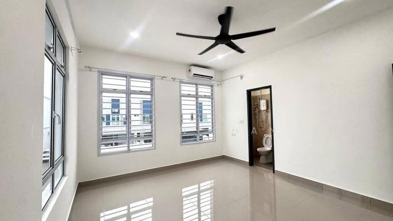 Rumah Teres untuk Disewa di Bandar Dato Onn (Tebrau) - Shawn Chan - Bathroom - PropertyGuru.com.my