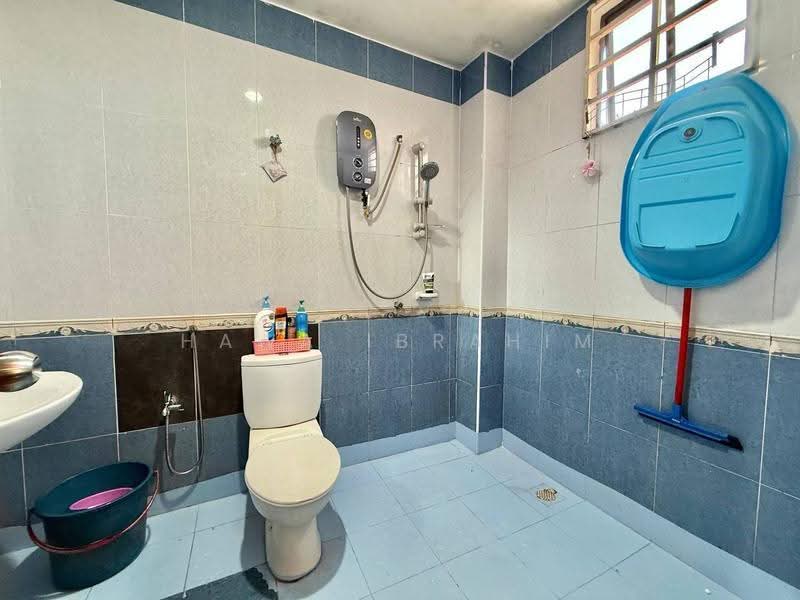 Rumah Teres 2-Tingkat untuk Dijual di Taman Mulia (Mantin) - Hawa Ibrahim - Bathroom - PropertyGuru.com.my
