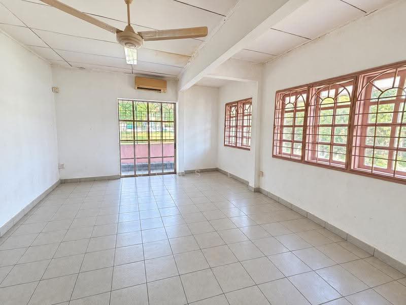 2-storey Terraced House for Sale in Bandar Kinrara Seksyen 1 (Bandar Kinrara) - Lucas Loh - Living Room - PropertyGuru.com.my