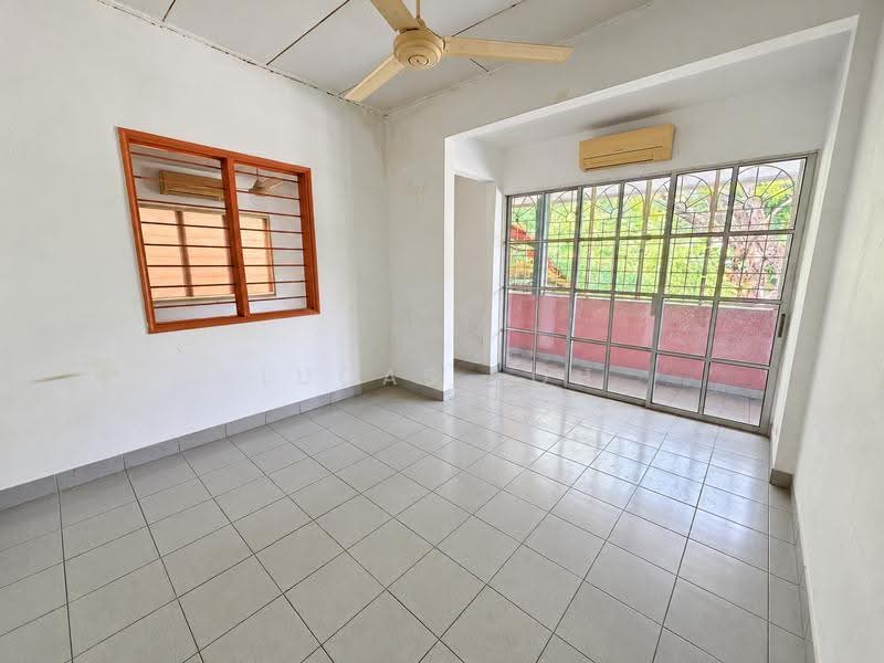 2-storey Terraced House for Sale in Bandar Kinrara Seksyen 1 (Bandar Kinrara) - Lucas Loh - Living Room - PropertyGuru.com.my