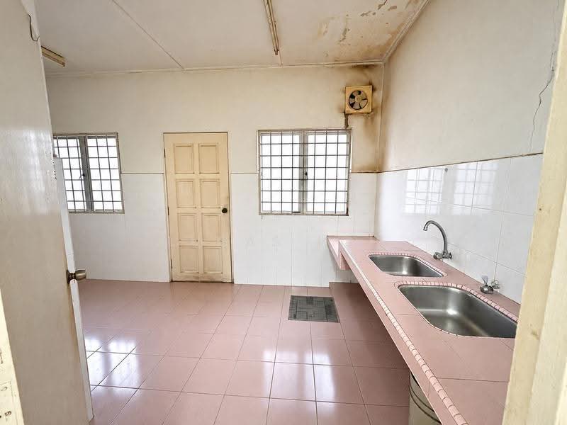 2-storey Terraced House for Sale in Bandar Kinrara Seksyen 1 (Bandar Kinrara) - Lucas Loh - Kitchen - PropertyGuru.com.my
