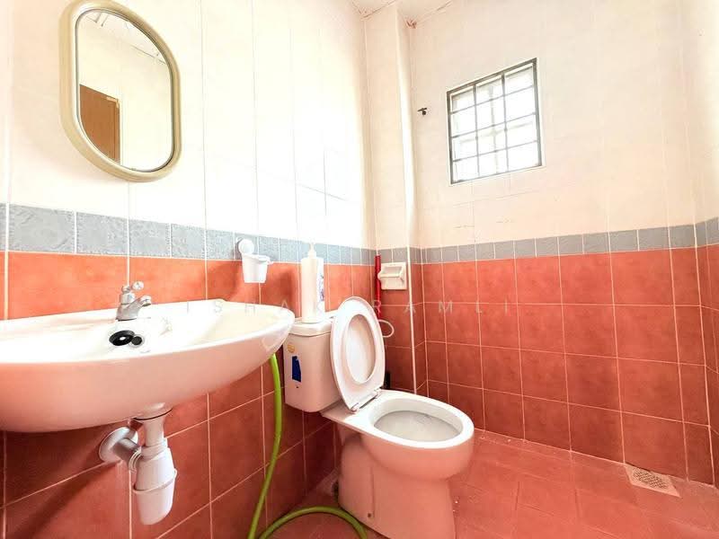 Rumah Berkembar untuk Dijual di Bukit Bandaraya (Shah Alam) - Ishak Ramli - Bathroom - PropertyGuru.com.my