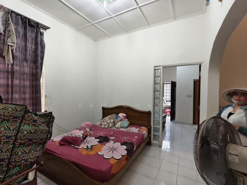 1-storey Terraced House for Sale in Taman Molek (Johor Bahru) - Sam Chai - Bedroom - PropertyGuru.com.my