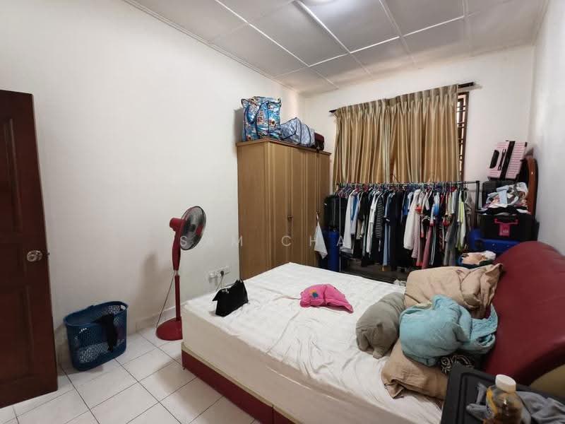1-storey Terraced House for Sale in Taman Molek (Johor Bahru) - Sam Chai - Bedroom - PropertyGuru.com.my