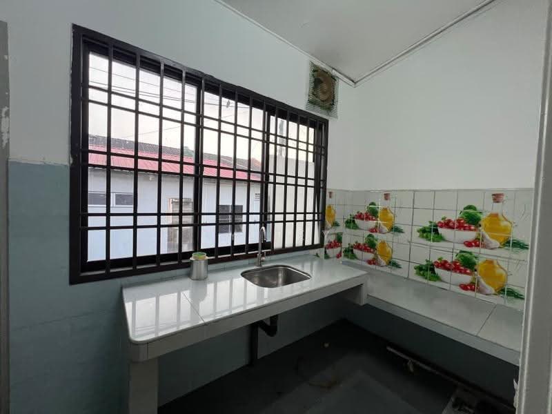 Rumah Teres 1-Tingkat untuk Disewa di Taman Molek (Johor Bahru) - YY Tey - Kitchen - PropertyGuru.com.my