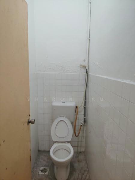 1-storey Terraced House for Sale in Taman Johor Jaya (Johor Bahru) - Sharon Lau - Bathroom - PropertyGuru.com.my