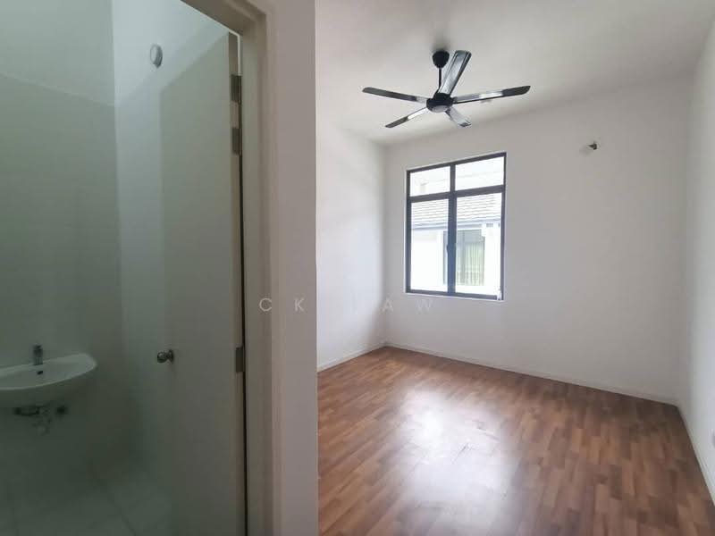 Rumah Teres 2-Tingkat untuk Dijual di Eco Majestic (Semenyih) - CK Law - Bathroom - PropertyGuru.com.my