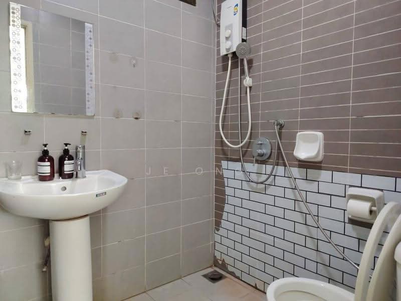 Kediaman Servis untuk Dijual di Palazio - JE ONG - Bathroom - PropertyGuru.com.my