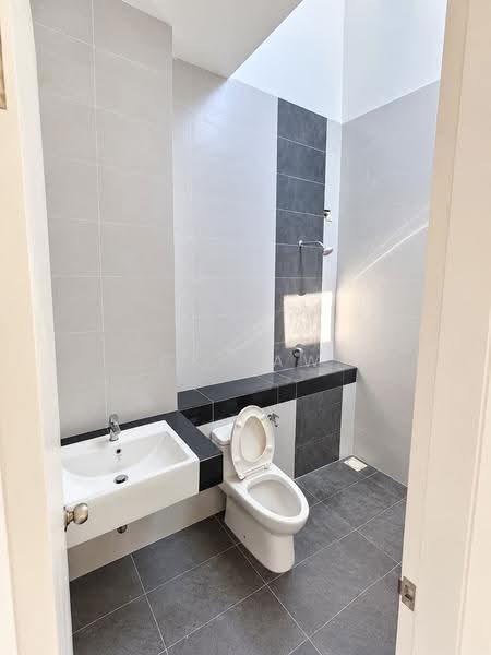 Rumah Teres 2-Tingkat untuk Dijual di Eco Majestic (Semenyih) - CK Law - Bathroom - PropertyGuru.com.my