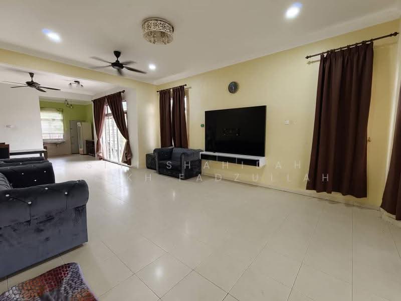 Rumah Berkembar untuk Dijual di Taman Pulau Gadong (Klebang) - Siti Shahidah Sheikh Fadzullah - Living Room - PropertyGuru.com.my
