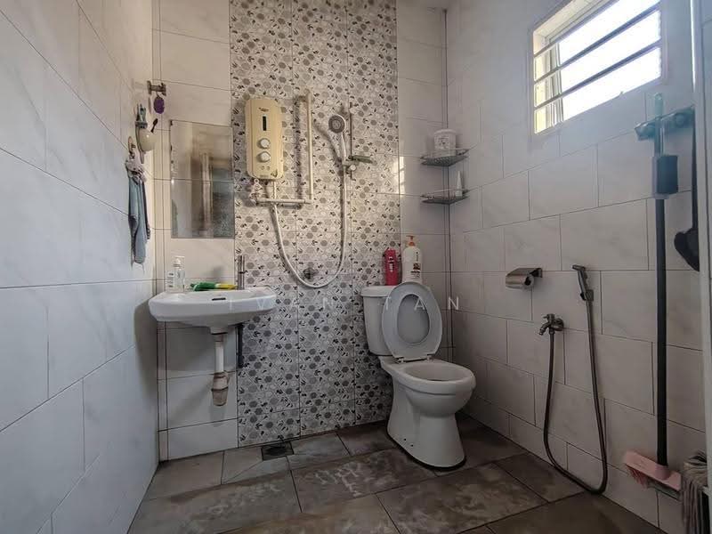 Rumah Teres 1-Tingkat untuk Dijual di Taman Seri Timah (Seri Kembangan) - Ivan Tan - Bathroom - PropertyGuru.com.my