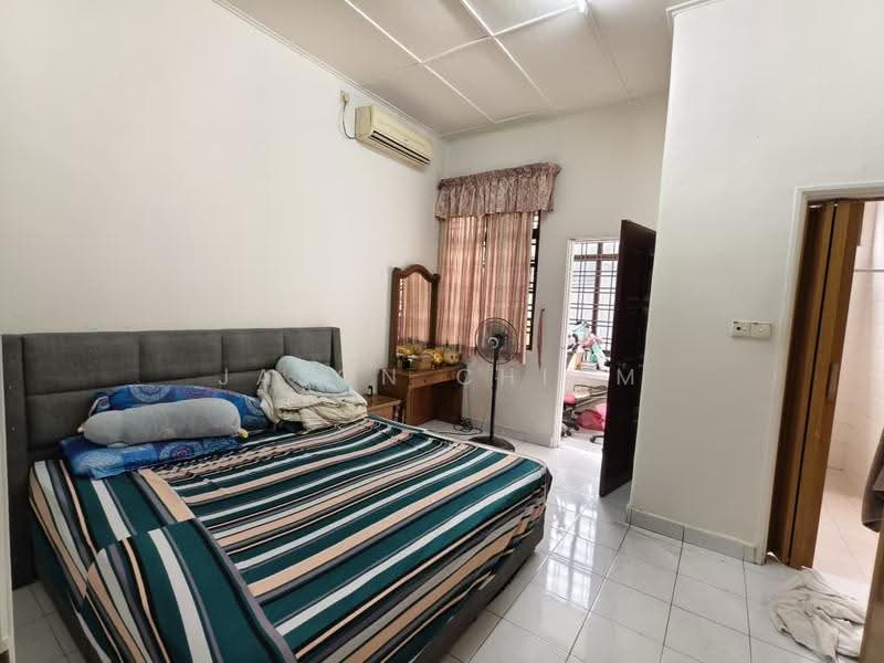 Rumah Teres 1-Tingkat untuk Dijual di Taman Molek (Johor Bahru) - Jason Chiam - Bedroom - PropertyGuru.com.my