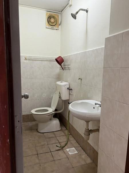 Pangsapuri untuk Dijual di Prima Bayu Apartment - John Tee - Bathroom - PropertyGuru.com.my