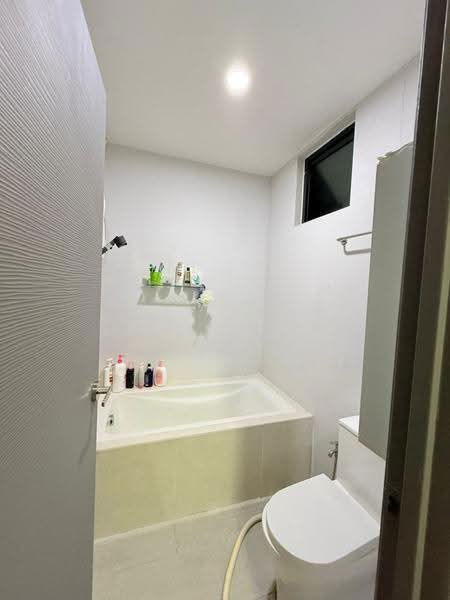 Kediaman Servis untuk Dijual di Princeton Suites - Leslie Loi - Bathroom - PropertyGuru.com.my