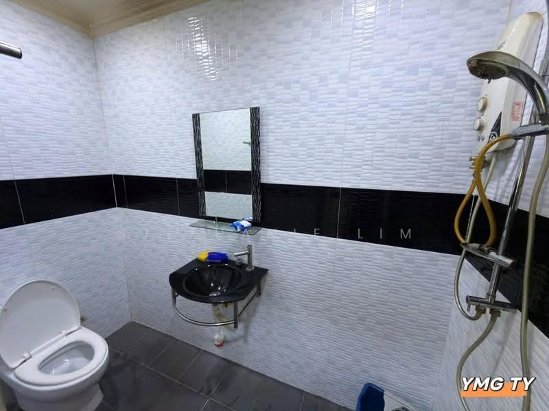 Terraced House for Sale in Taman Klang Utama (Kapar) - Stephanie Lim - Bathroom - PropertyGuru.com.my