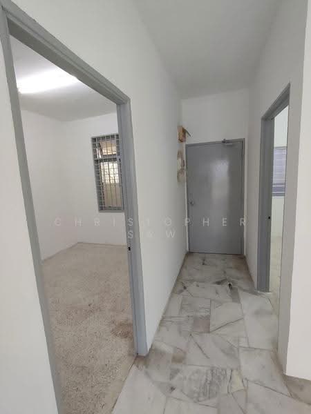 Pangsapuri untuk Dijual di Rosana Villa Apartment - Christopher Saw - Corridor - PropertyGuru.com.my