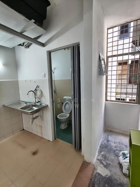 Pangsapuri untuk Dijual di Rosana Villa Apartment - Christopher Saw - Bathroom - PropertyGuru.com.my