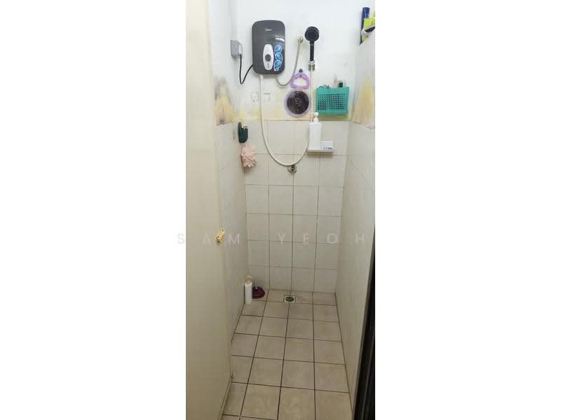 Apartment for Sale at Desa Indah Block 33 - Sam Yeoh - Bathroom - PropertyGuru.com.my