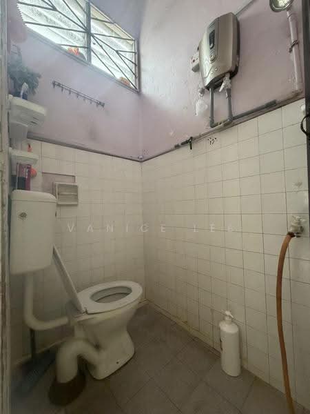 Rumah Teres 2-Tingkat untuk Dijual di Taman Johor Jaya (Johor Bahru) - Vanice Lee - Bathroom - PropertyGuru.com.my