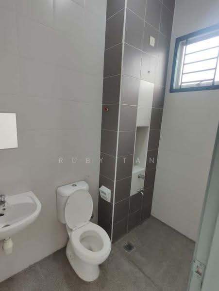 2-storey Terraced House for Sale in Bandar Putra Kulai (Kulai) - Ruby Tan - Bathroom - PropertyGuru.com.my