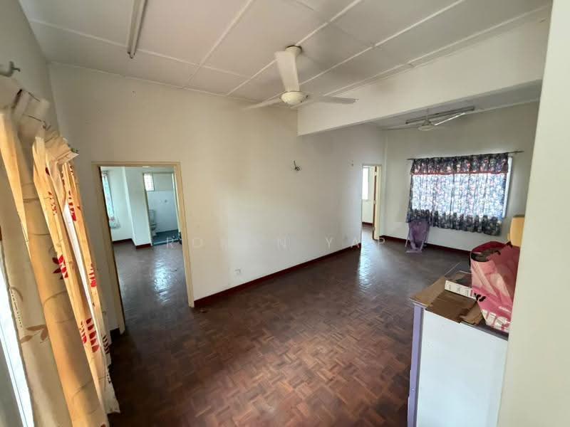 Rumah Teres untuk Dijual di Bandar Country Homes (Rawang) - Roman Yap - Living Room - PropertyGuru.com.my