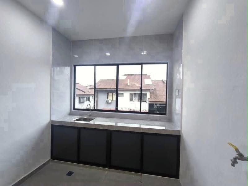 Rumah Flat untuk Dijual di Bandar Selesa Jaya - Karl Lim - Kitchen - PropertyGuru.com.my