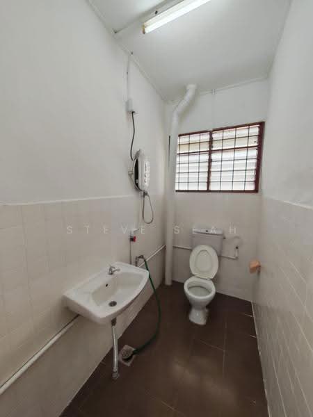 Semi-Detached House for Rent in Johor Bahru (Johor) - Steve Seah - Bathroom - PropertyGuru.com.my