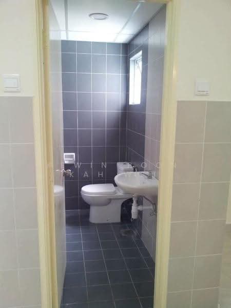 Kediaman Servis untuk Dijual di Koi Kinrara - Kewin Poon Kah Wei - Bathroom - PropertyGuru.com.my