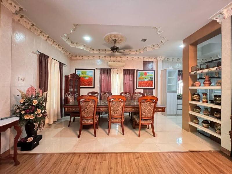 Semi-Detached House for Sale in Bandar Baru Bangi (Selangor) - Hassan Basri Suhaimi - Dining Room - PropertyGuru.com.my