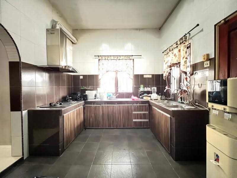 Semi-Detached House for Sale in Bandar Baru Bangi (Selangor) - Hassan Basri Suhaimi - Kitchen - PropertyGuru.com.my