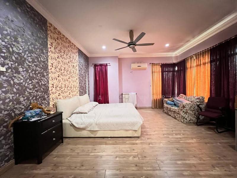 Semi-Detached House for Sale in Bandar Baru Bangi (Selangor) - Hassan Basri Suhaimi - Bedroom - PropertyGuru.com.my