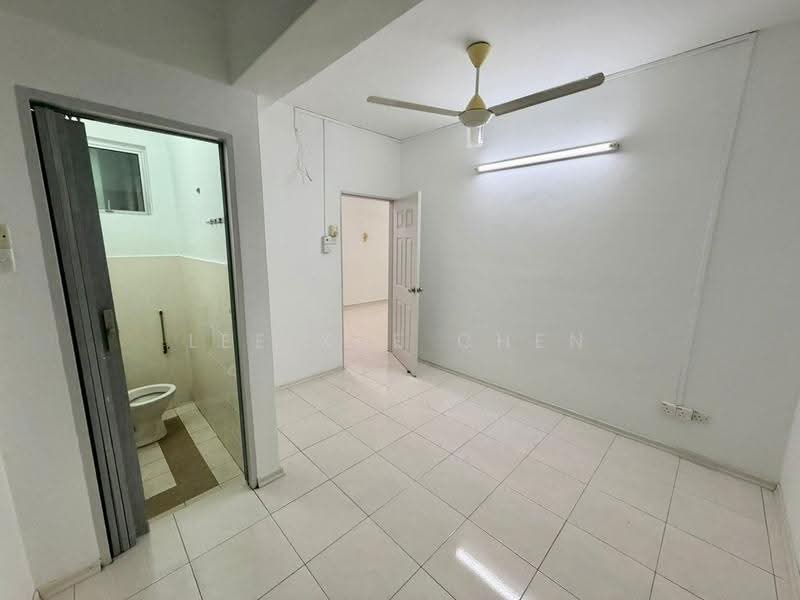 Pangsapuri untuk Dijual di Damai Vista Apartment - Lee Xue Chen - Bathroom - PropertyGuru.com.my