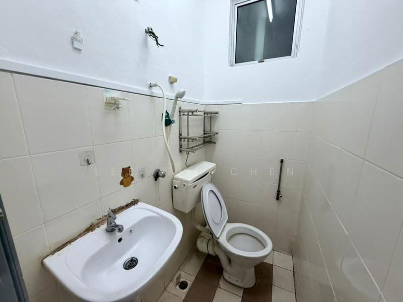 Pangsapuri untuk Dijual di Damai Vista Apartment - Lee Xue Chen - Bathroom - PropertyGuru.com.my