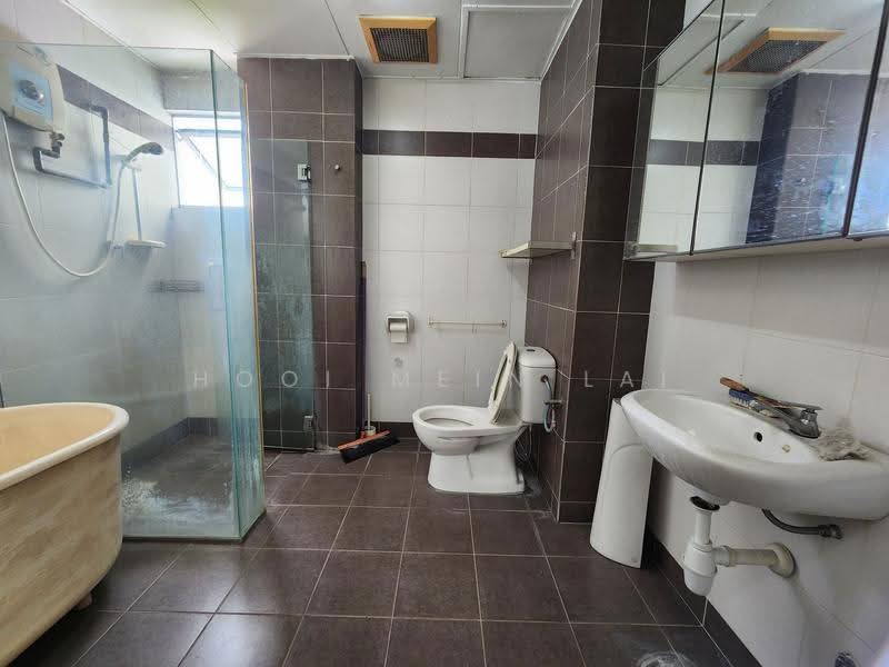 Kondominium untuk Dijual di The Heron Residency - Hooi Mein Lai - Bathroom - PropertyGuru.com.my
