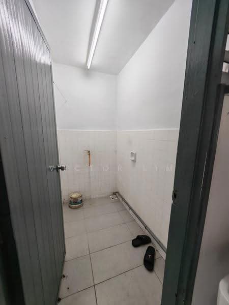 Kedai untuk Disewa di Taman Johor Jaya (Johor Bahru) - Victor Lim - Bathroom - PropertyGuru.com.my
