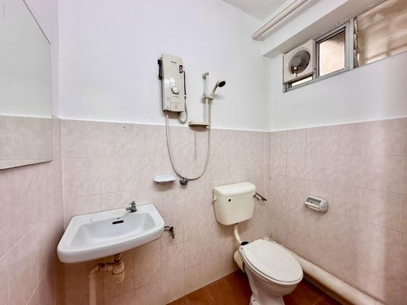 Pangsapuri untuk Dijual di Taman Kang Har Tong - Lee Xue Chen - Bathroom - PropertyGuru.com.my