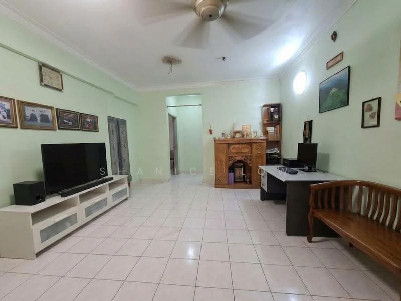2-storey Terraced House for Sale in TAMAN PUCHONG UTAMA (Puchong) - Shanice Low - Living Room - PropertyGuru.com.my