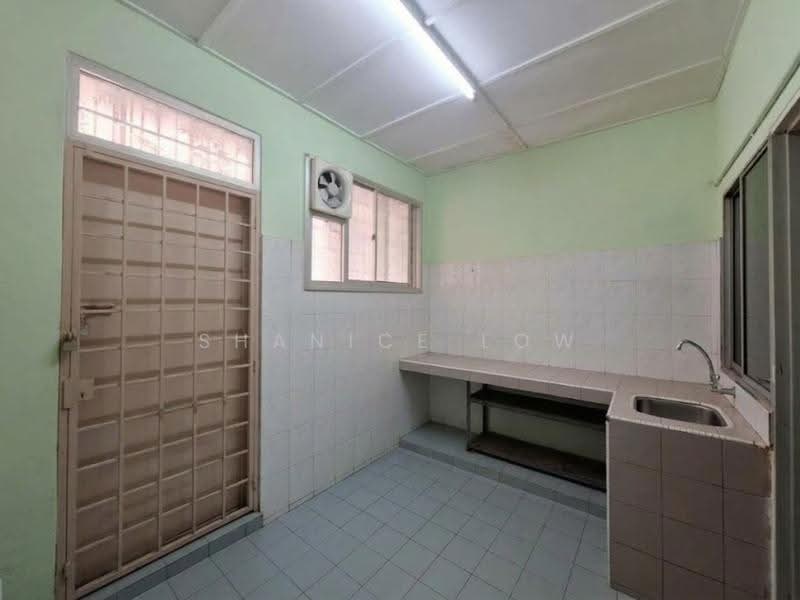 2-storey Terraced House for Sale in TAMAN PUCHONG UTAMA (Puchong) - Shanice Low - Kitchen - PropertyGuru.com.my