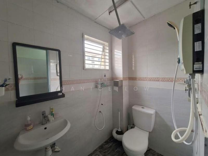 2-storey Terraced House for Sale in TAMAN PUCHONG UTAMA (Puchong) - Shanice Low - Bathroom - PropertyGuru.com.my