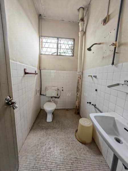 2-storey Terraced House for Sale in Taman Sri Bahagia (Tampoi) - Jack Wong - Bathroom - PropertyGuru.com.my