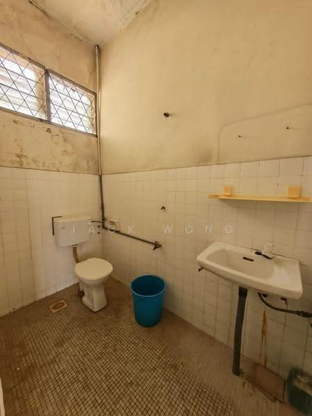2-storey Terraced House for Sale in Taman Sri Bahagia (Tampoi) - Jack Wong - Bathroom - PropertyGuru.com.my