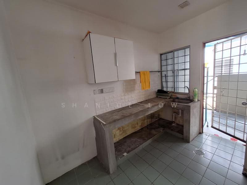 2-storey Terraced House for Sale in TAMAN PUCHONG UTAMA (Puchong) - Shanice Low - Kitchen - PropertyGuru.com.my