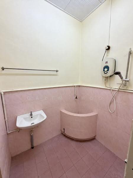 1-storey Terraced House for Sale in New Pasir Puteh (Ipoh) - Qazin Khoo - Bathroom - PropertyGuru.com.my