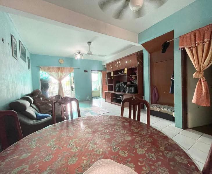 Rumah Teres 2-Tingkat untuk Dijual di Taman Pinggiran Putra (Seri Kembangan) - Izzati Mat - Living Room - PropertyGuru.com.my