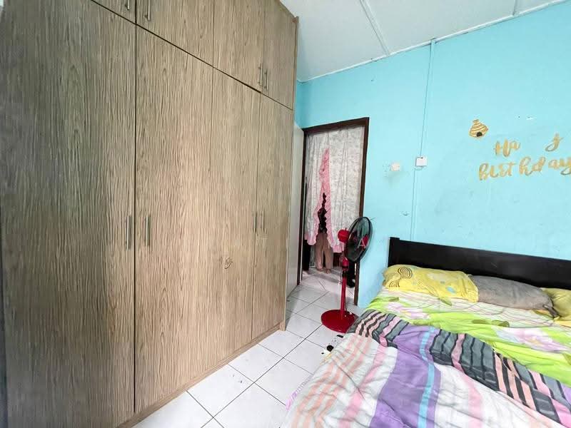 Rumah Teres 2-Tingkat untuk Dijual di Taman Pinggiran Putra (Seri Kembangan) - Izzati Mat - Bedroom - PropertyGuru.com.my