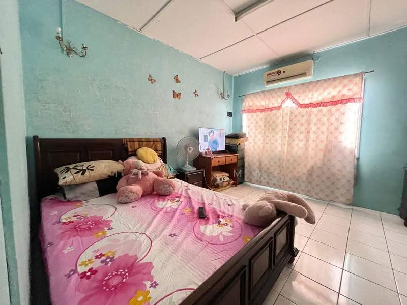 Rumah Teres 2-Tingkat untuk Dijual di Taman Pinggiran Putra (Seri Kembangan) - Izzati Mat - Bedroom - PropertyGuru.com.my