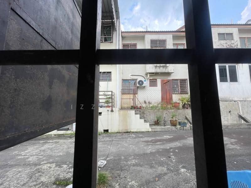 Rumah Teres 2-Tingkat untuk Dijual di Taman Pinggiran Putra (Seri Kembangan) - Izzati Mat - Exterior - PropertyGuru.com.my